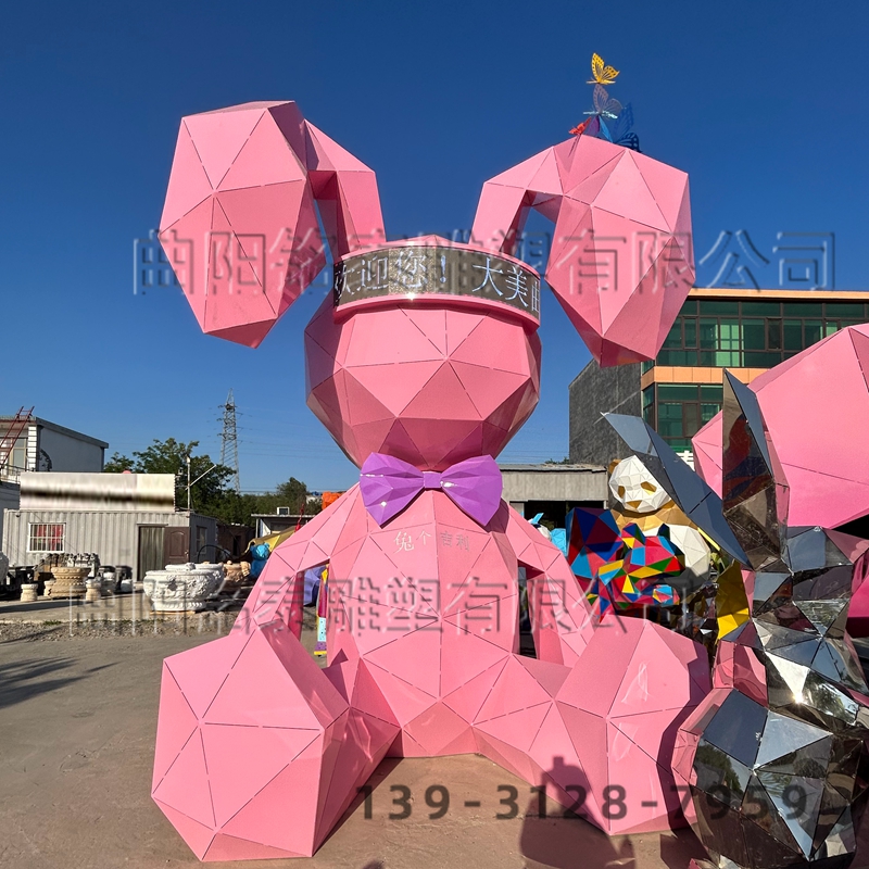 科技与艺术的完美融合——不锈钢兔子加屏幕雕塑图片展示